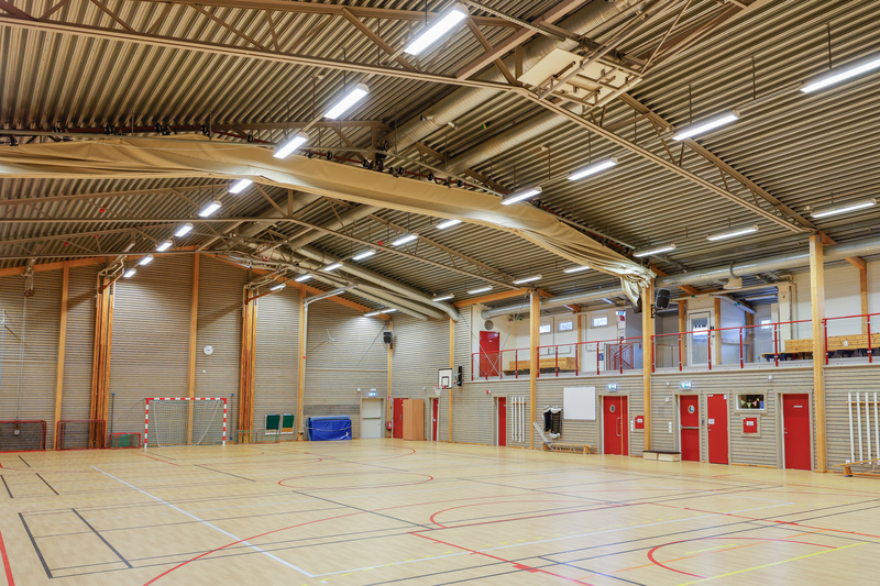 sporthall med fotbollsm&aring;l