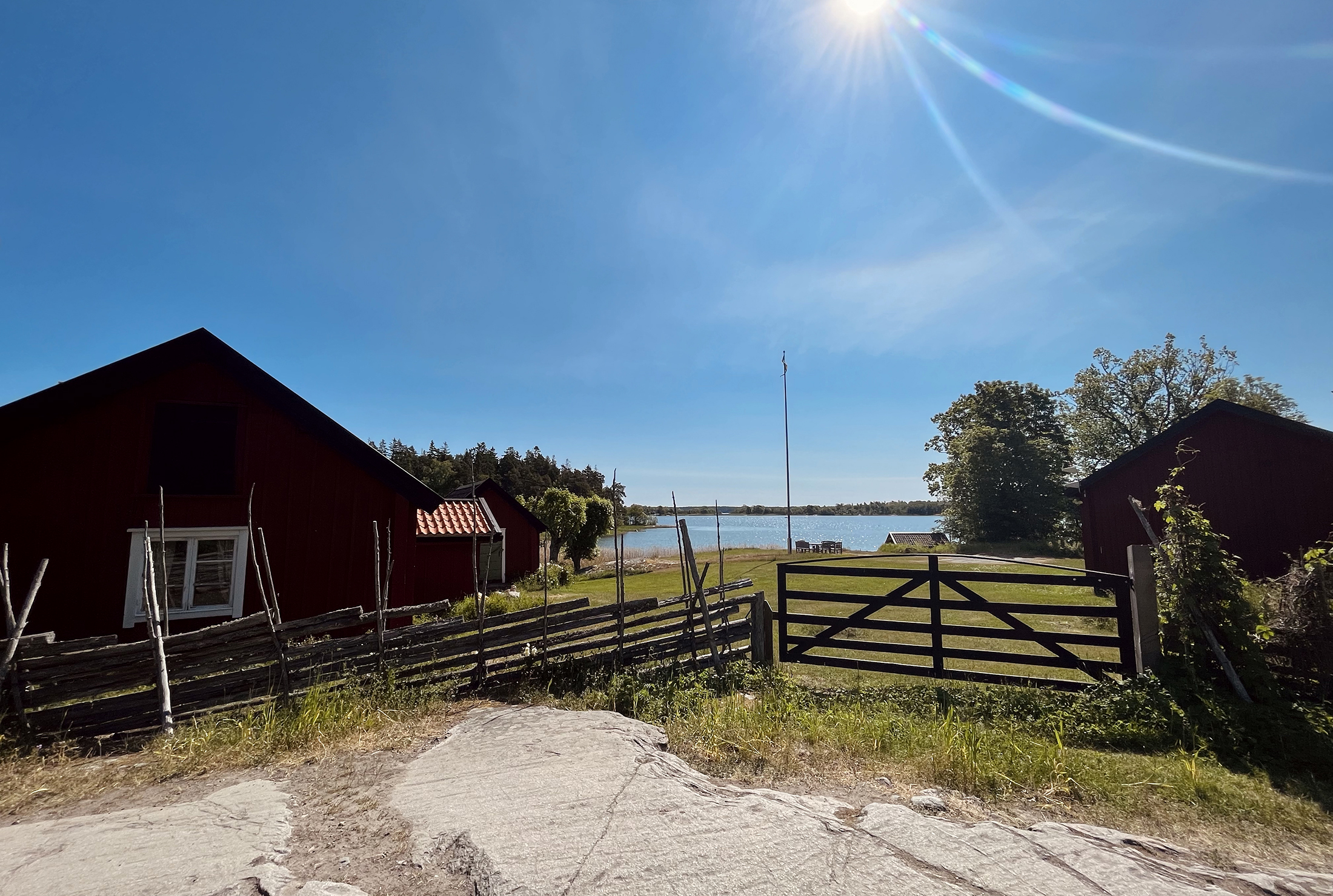Skärgårdssommar i svensk kulturbyggd.
