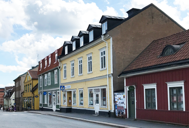 Trähus längs en stadsgata
