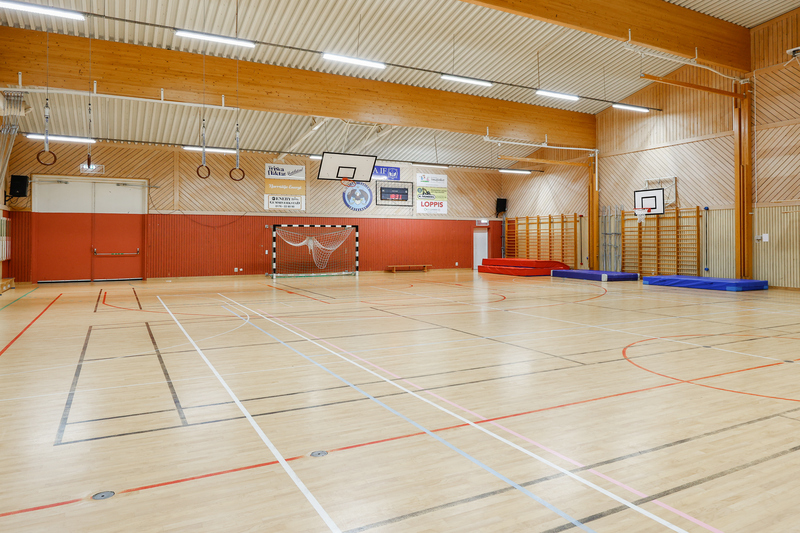 Sporthall med ringar i taket, fotbollsm&aring;l och basketkorg