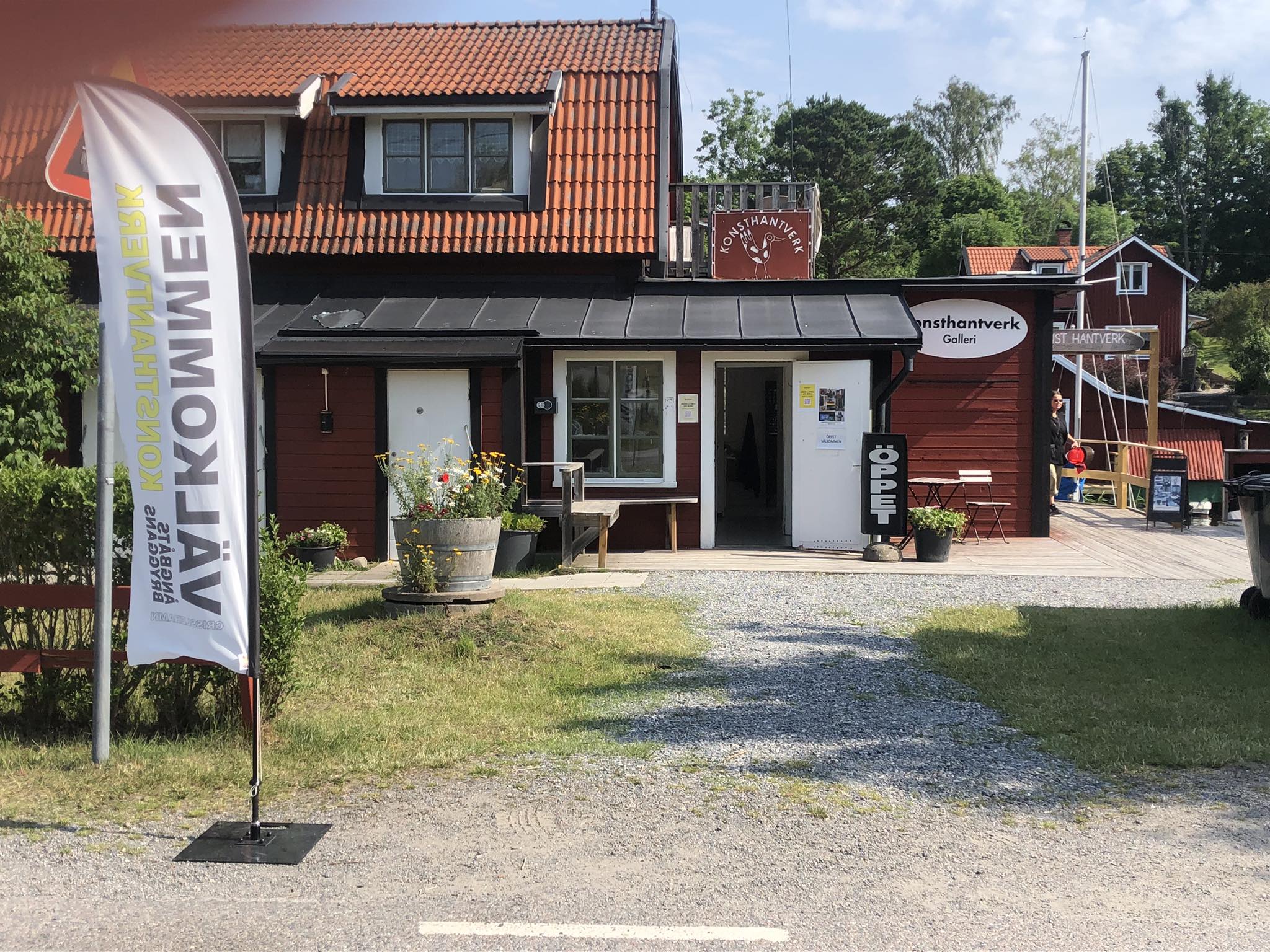 Ingången till Ångbåtsbryggans konsthantverk 