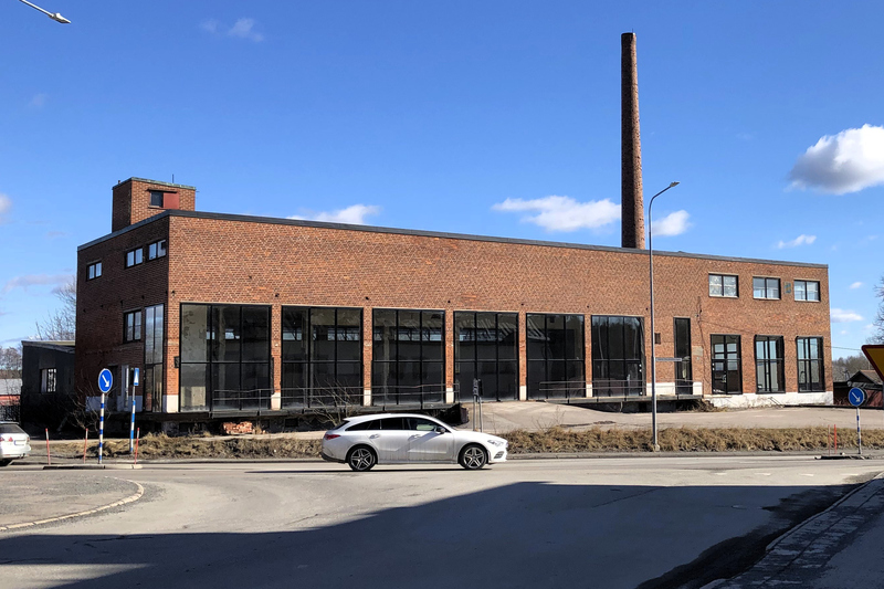 Galten-byggnaden. En stor byggnad i tegel med stora f&ouml;nster ut mot gatan och en h&ouml;g skorsten.