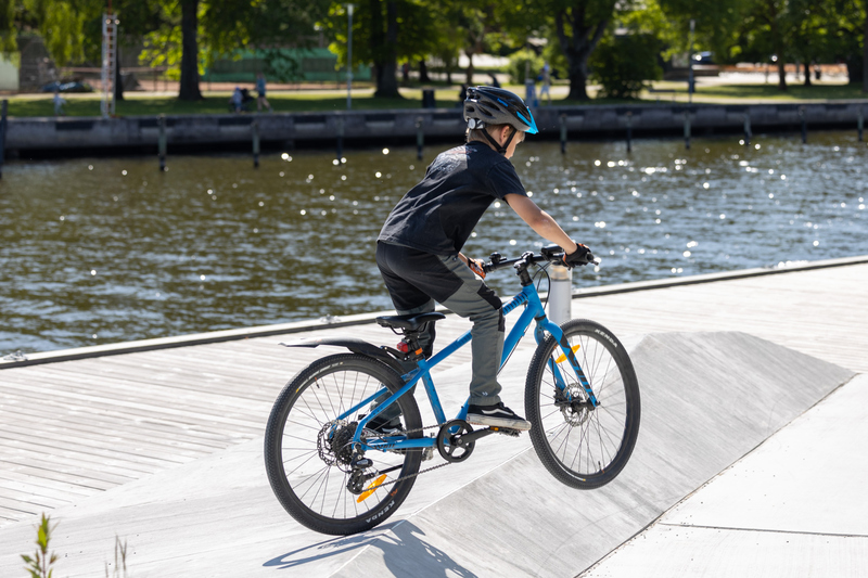 Ung kille cyklar i Norrt&auml;lje hamn