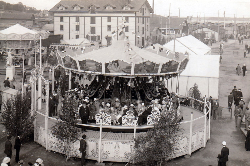 Svartvit historisk bild p&aring; karusell p&aring; Vegaplan i hamnen