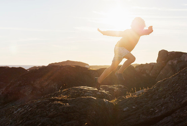 Barn som leker på klippa.