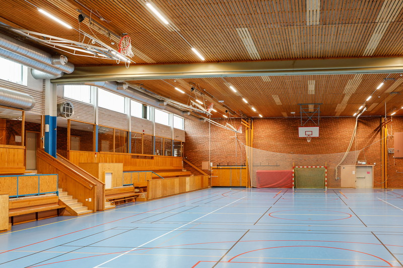 Sporthall med fotbollsm&aring;l och basketkorg