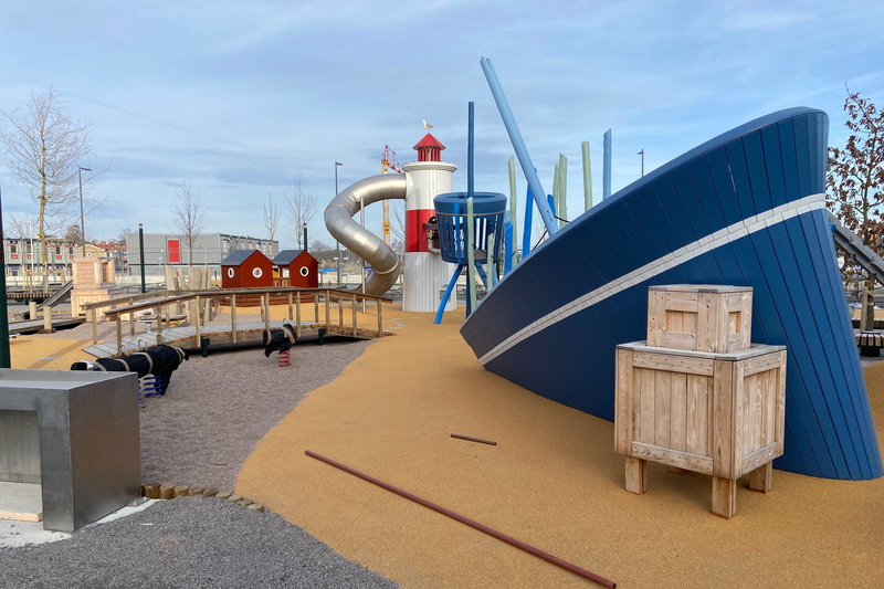 Lekpark med hamn- och skeppsinspirerad lekyta som till exempel ett skepp att kl&auml;ttra p&aring; och en ruschkana fr&aring;n ett fyrtorn.