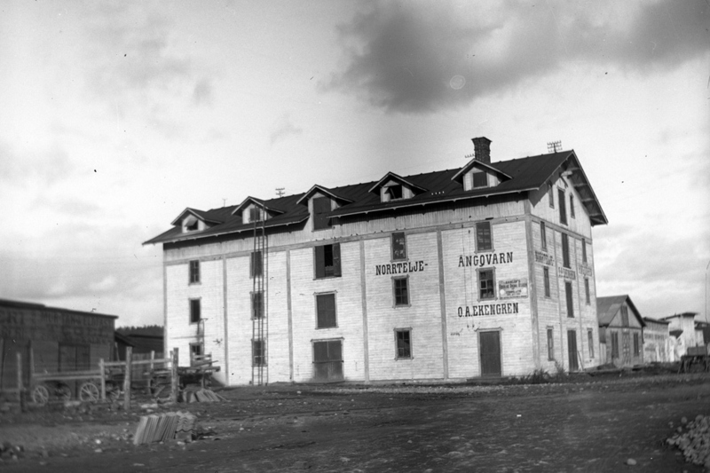 Exteri&ouml;r bild av Norrt&auml;lje &aring;ngkvarn. Stor tegelbyggnad i fyra v&aring;ningar.