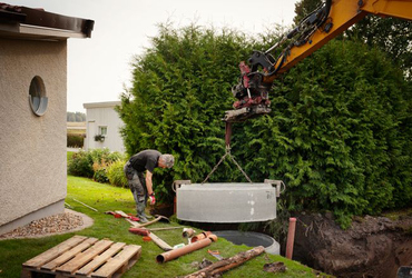 Hantverkare installerar septiktank
