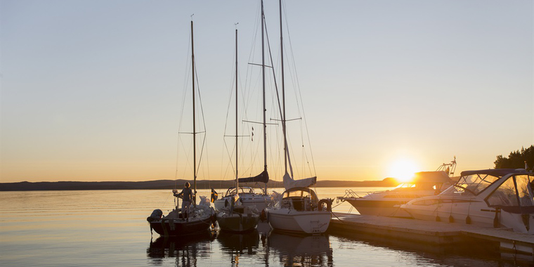 Segelbåtar i skymningen.