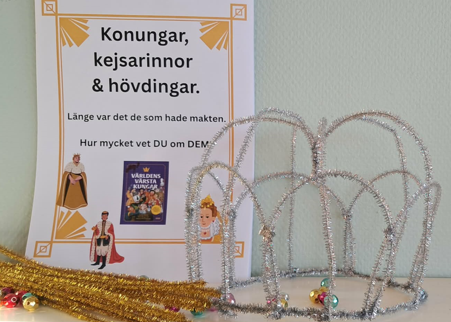 Krona av silvriga piprensare och bild påtipspromenaden i bakgrunden.