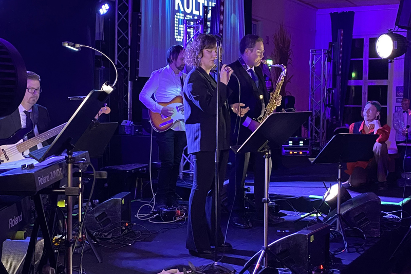 Alma Wikström uppträder på scen och sjunger.