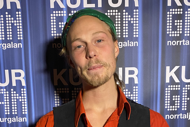 Artisten Caspar Camitz visas på bilden. Caspar har röd skjorta och bandana i håret.