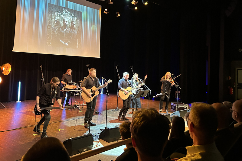 Rockbandet M&aring;negarm framtr&auml;der p&aring; scen