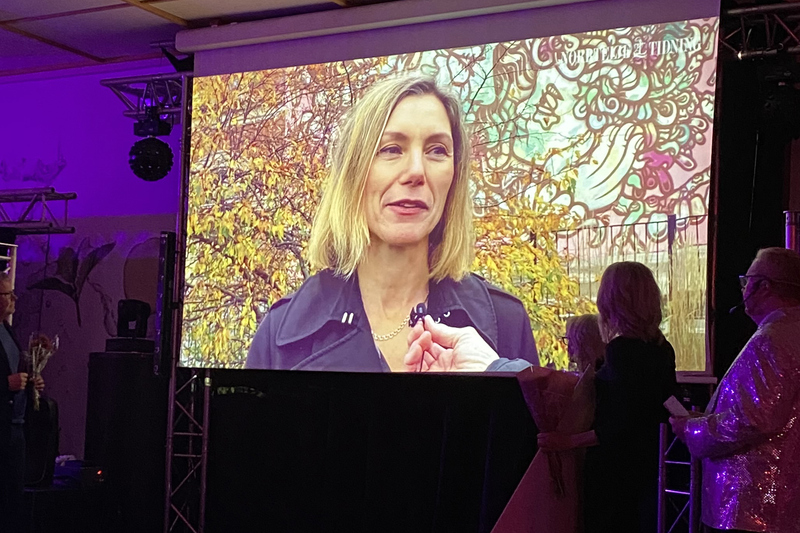 En bild på Selene Hellström visas på scenen.