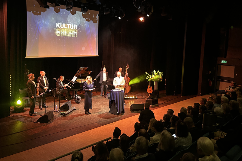Scenen p&aring; kulturgalan. Musiker p&aring; scen och konferencierer.