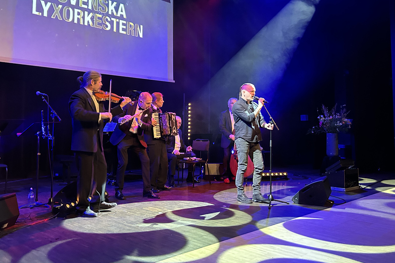 Erik Grawsi&ouml;, fr&aring;n M&aring;negarm, upptr&auml;der tillsammans med Svenska Lyxorkestern.