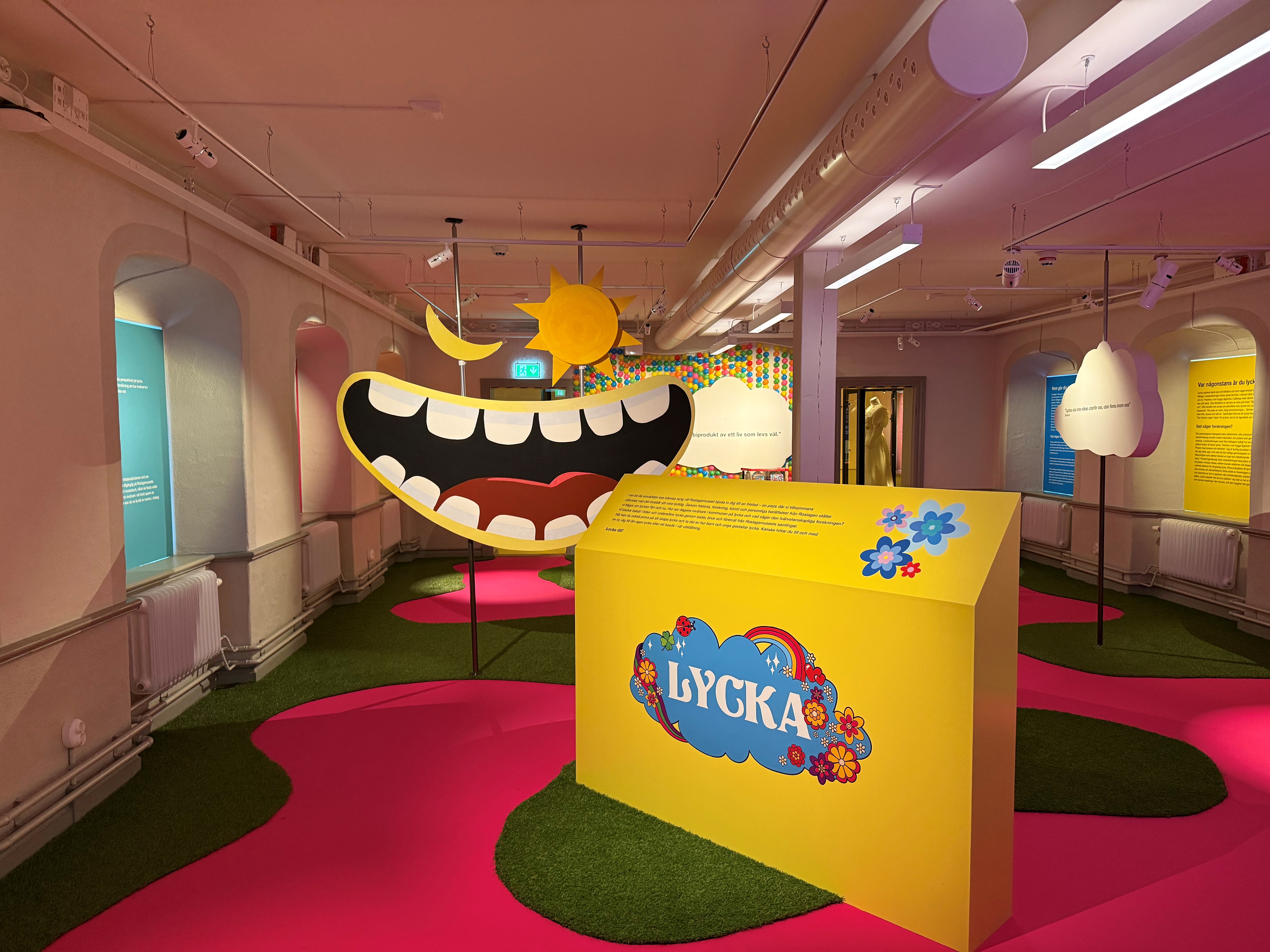 Interiör från utställningen LYCKA på Roslagsmuseet. 