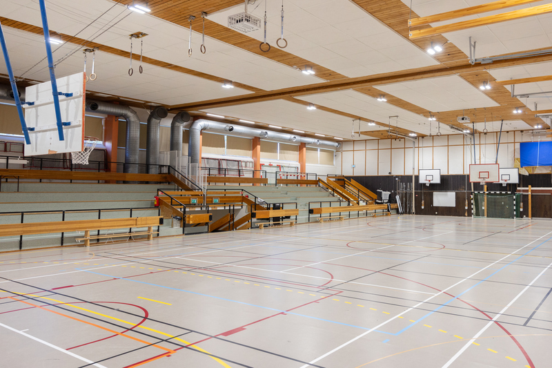 Sporthall med l&auml;ktare och basketm&aring;l