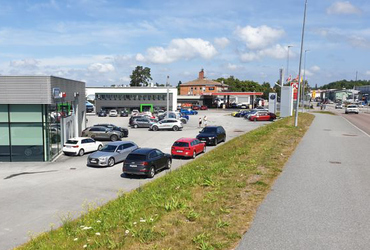 Fotografi på bilar, gräs, väg, bensinstation