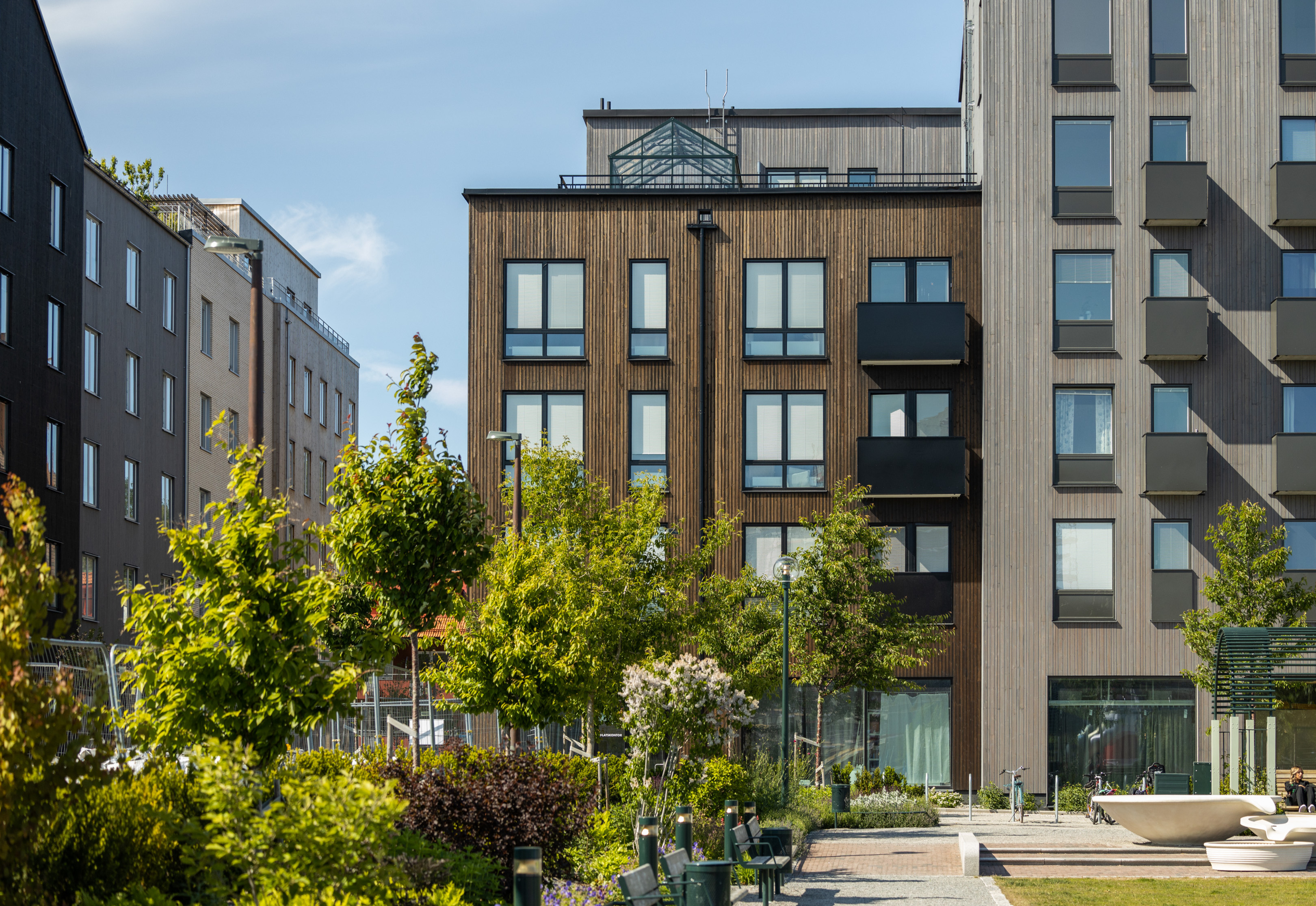 Fotografi av bostadshus och gr&ouml;nska