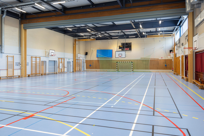 sporthall med fotbollsm&aring;l och basketkorg