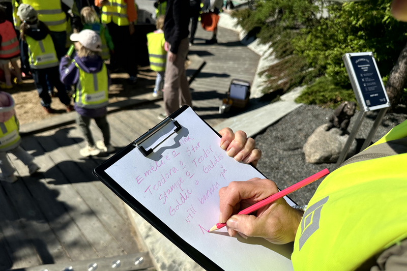 En f&ouml;rskolepedagog skriver upp namnf&ouml;rslag