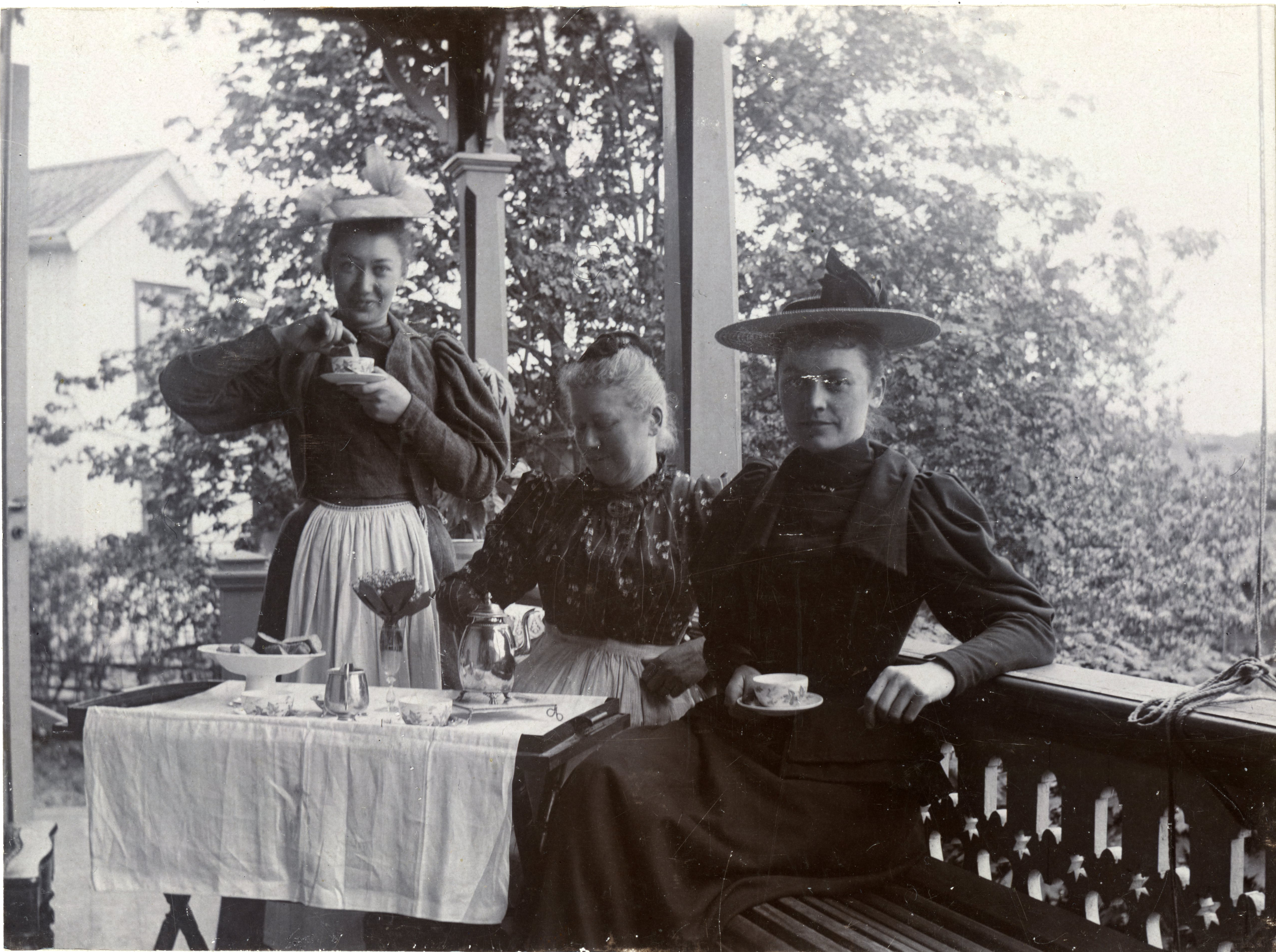 En bild på kvinnor förr i tiden i Norrtälje