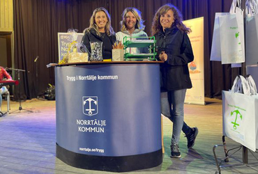 Trygg i Norrtälje kommun vid ett ståbord