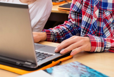 Elever jobbar framför datorn