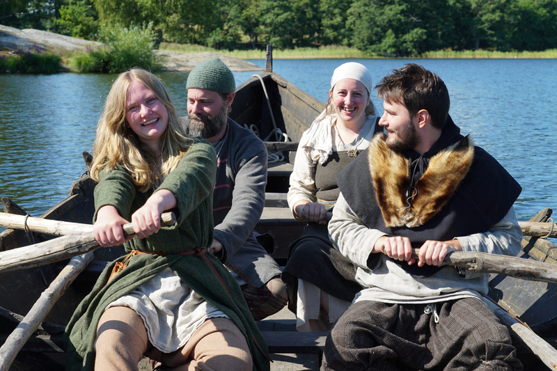 4 personer sitter i en båt