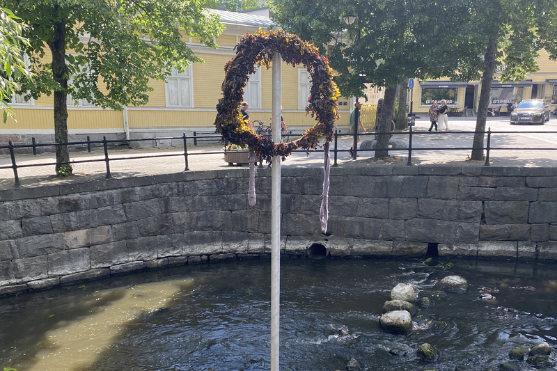 En krans placerad p&aring; en stolpe st&aring;r vid Norrt&auml;lje&aring;n.