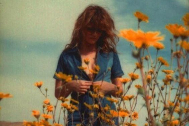 Bilden visar en kvinna vid blommor som ska visa k&auml;nslan i 2021 blomsterprogram.