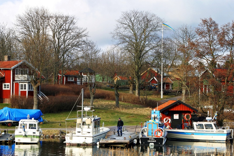 Bild på skärgårdsmiljö och båtar
