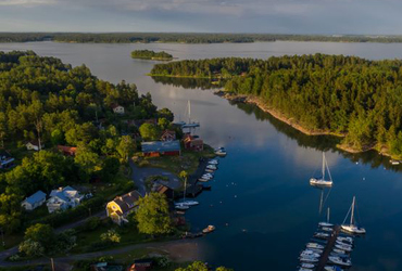 Flygbild över skärgårdsvik i Roslagen