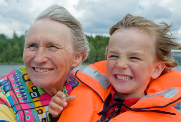 En kvinna och en pojke som åker motorbåt.