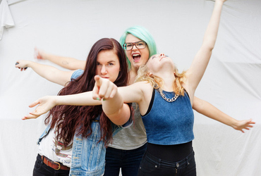 Tre glad tonåringar.