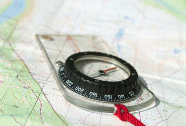 kompass med karta som föreställer utvecklingsinriktning för kommunen