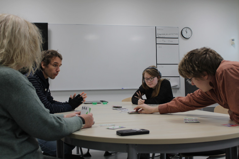 Bild fr&aring;n programmet IA FLEX p&aring; Rodengymnasiet.De som syns med ansikte: Andreas Pettesson (till v&auml;nster) och My Brandt (i mitten) samt Charlie Brandt (str&auml;cker sig in fr&aring;n h&ouml;ger).